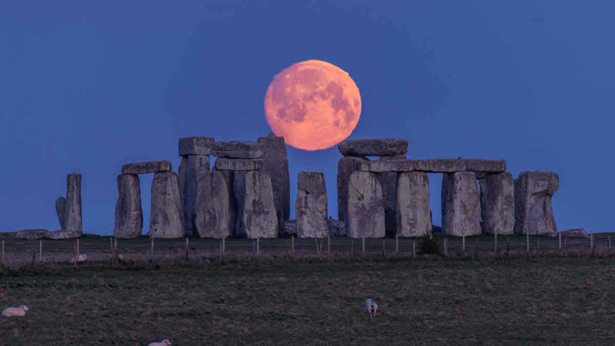 دانشمندان بر این باورند که ساخت بنای اسرارآمیز استون هنج با ماه و خورشید مرتبط است