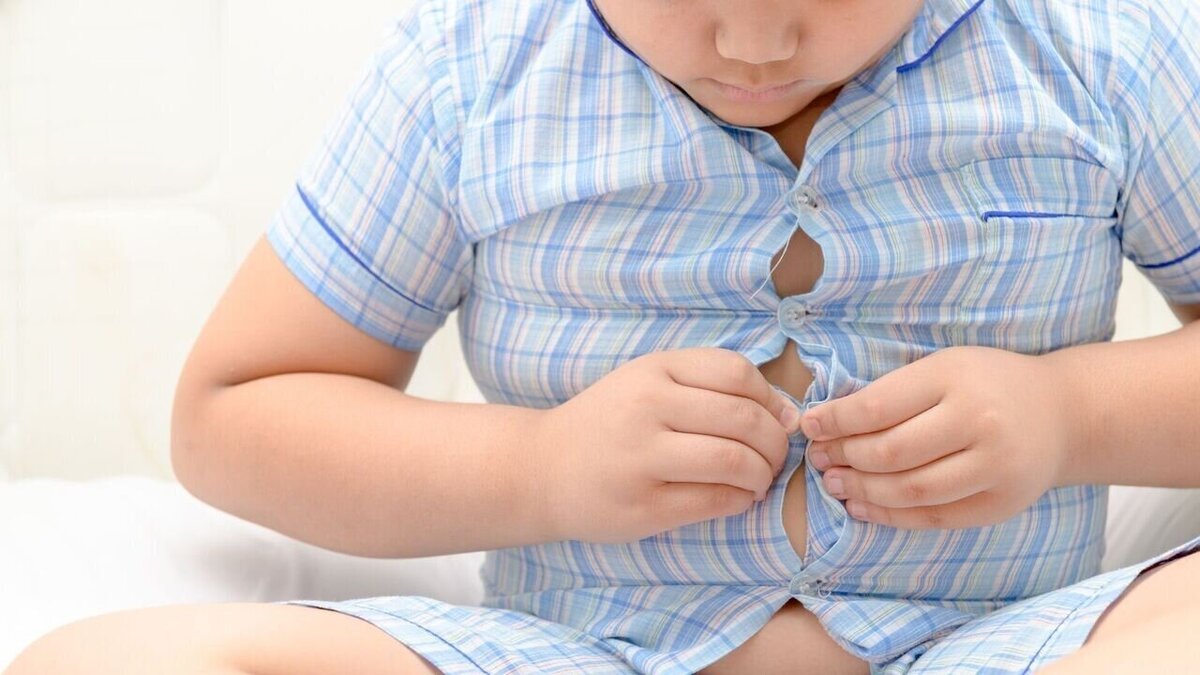 چاقی کودکان ربطی به تغذیه آنها ندارد.  مقصر اولین دستور ویروس کرونا است!